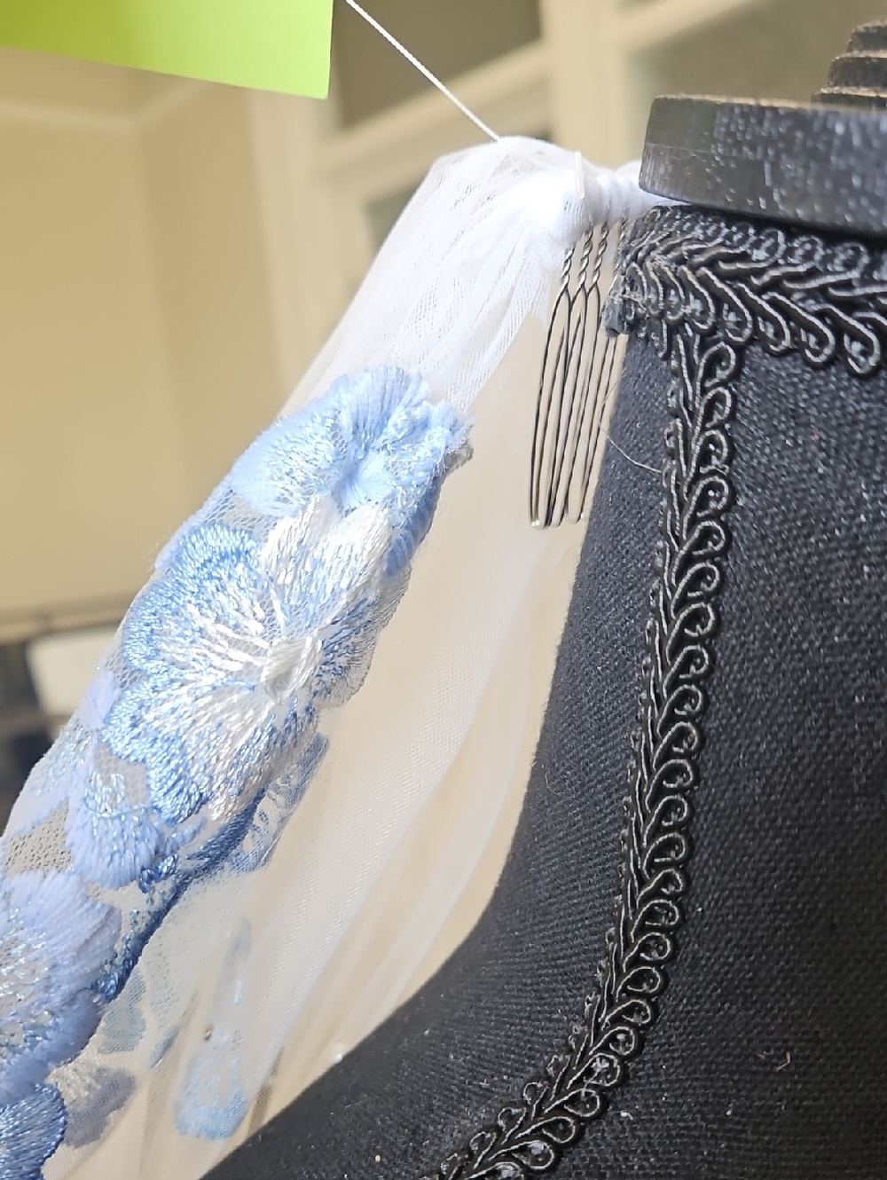 39" white & blue veil, 1 tier, lace applique edge w/ scattered pearls and metal - Picture 11 of 17